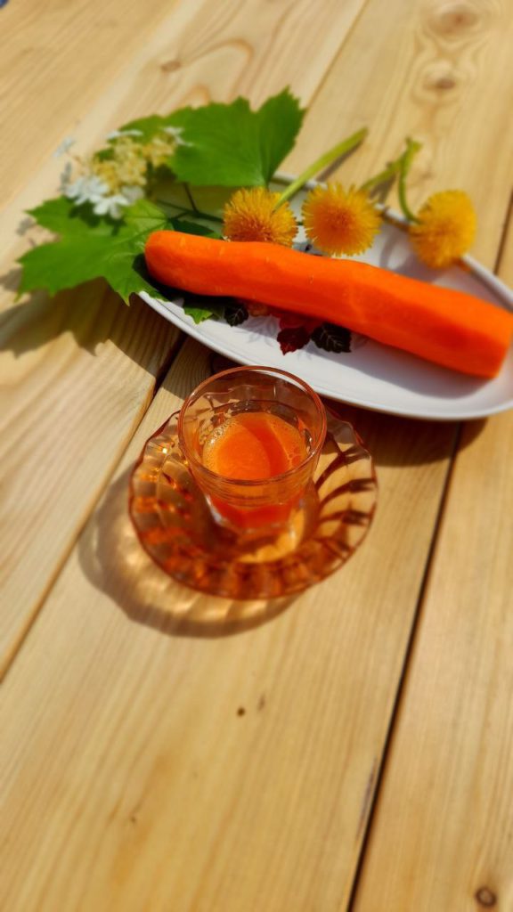 Морковка и морковный сок