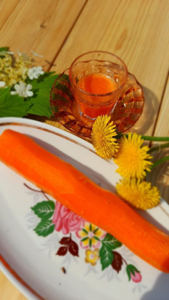 Морковка и морковный сок